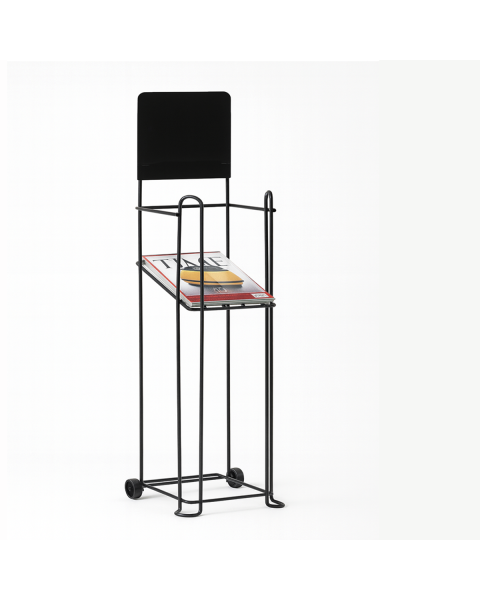 Standur fyrir tímarit í A4 stærð. Úr svörtum málmi með hjólum og skilti. 25 x hæð 90 cm