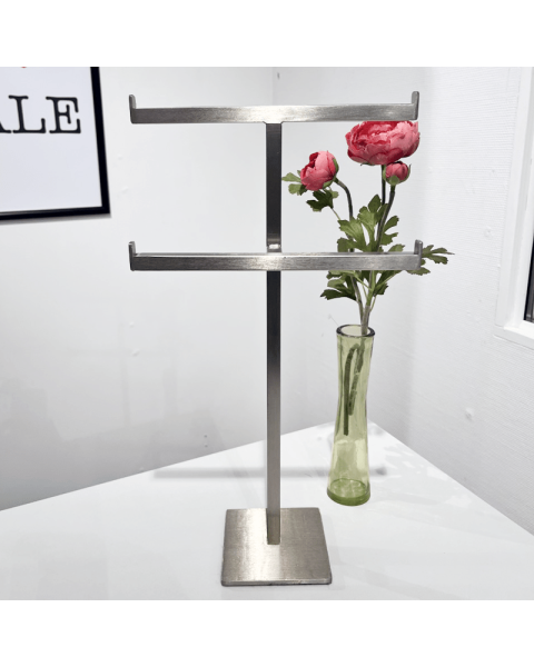 T-standur- tvöfaldur. Burstað satín. H 42 x 23 x 10 sm.