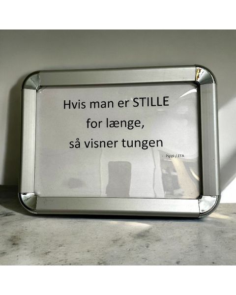 Skiltarammi á vegg, A4. Ál með gljáandi hornum.