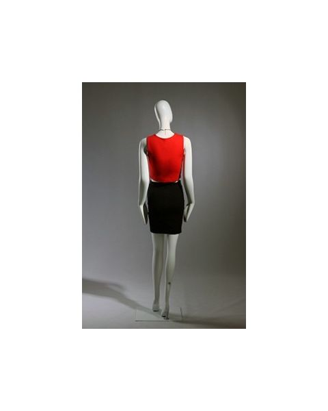 Dömugína. Með höfuð, án andlitsdrátta. Hvít mött. Lúffuhendur. Stendur bein