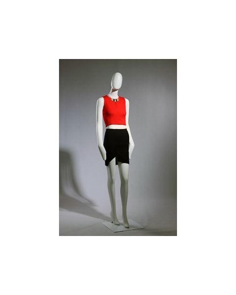 Dömugína. Með höfuð, án andlitsdrátta. Hvít mött. Lúffuhendur. Stendur bein