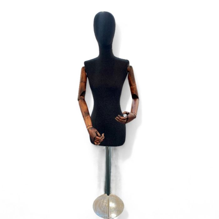 Vintage dame-figur med torso og hoved i sort stof.

Hovedet kan drejes og tages af.

Figuren har mørkebrune træarme.

Metalfod i krom