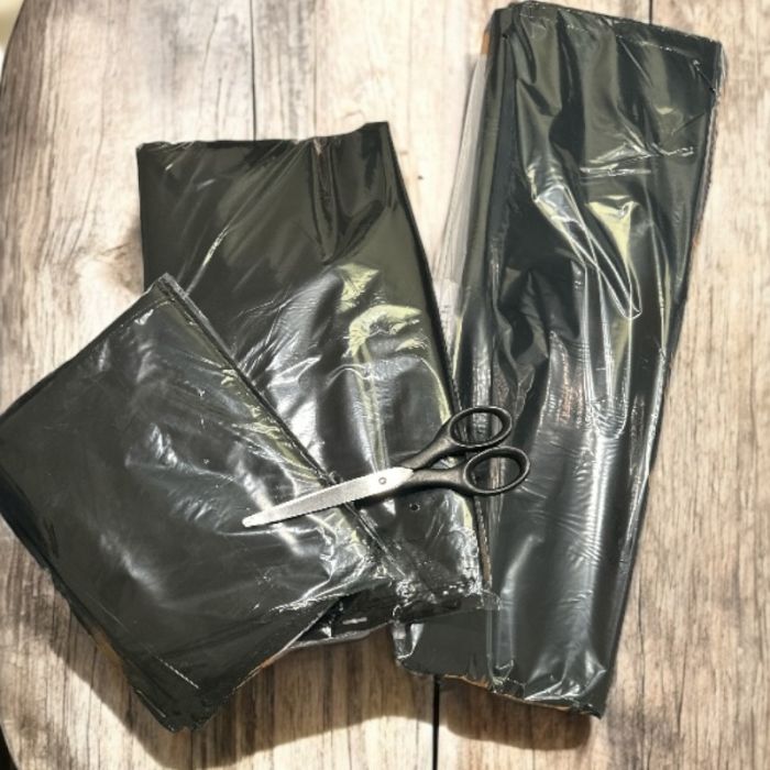 Plastumslög með límlokun, svört - fyrir póstsendingar.