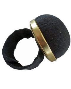 Nálapúði armband á handlegg. Svartur