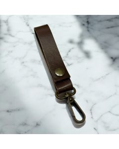 Læderstrop med karabinhage - brun